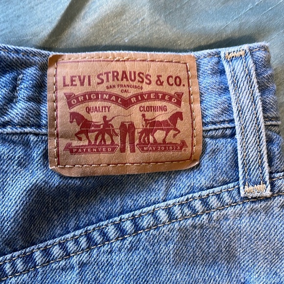 Levi's NWOT High Waisted Mom Shorts Light Blue Denim Size 24 - Picture 2 of 4